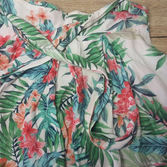 Forever New floral lightweight shorts with tie belt elasticated waist (Size 8) - Picture 2 of 4